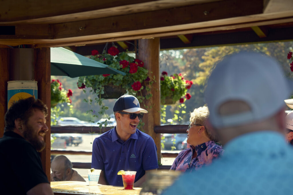 GR2023 Garland TikiBar 01