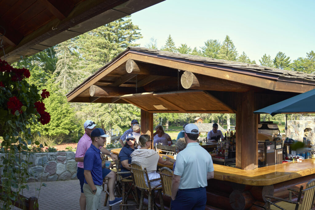 GR2023 Garland TikiBar 02